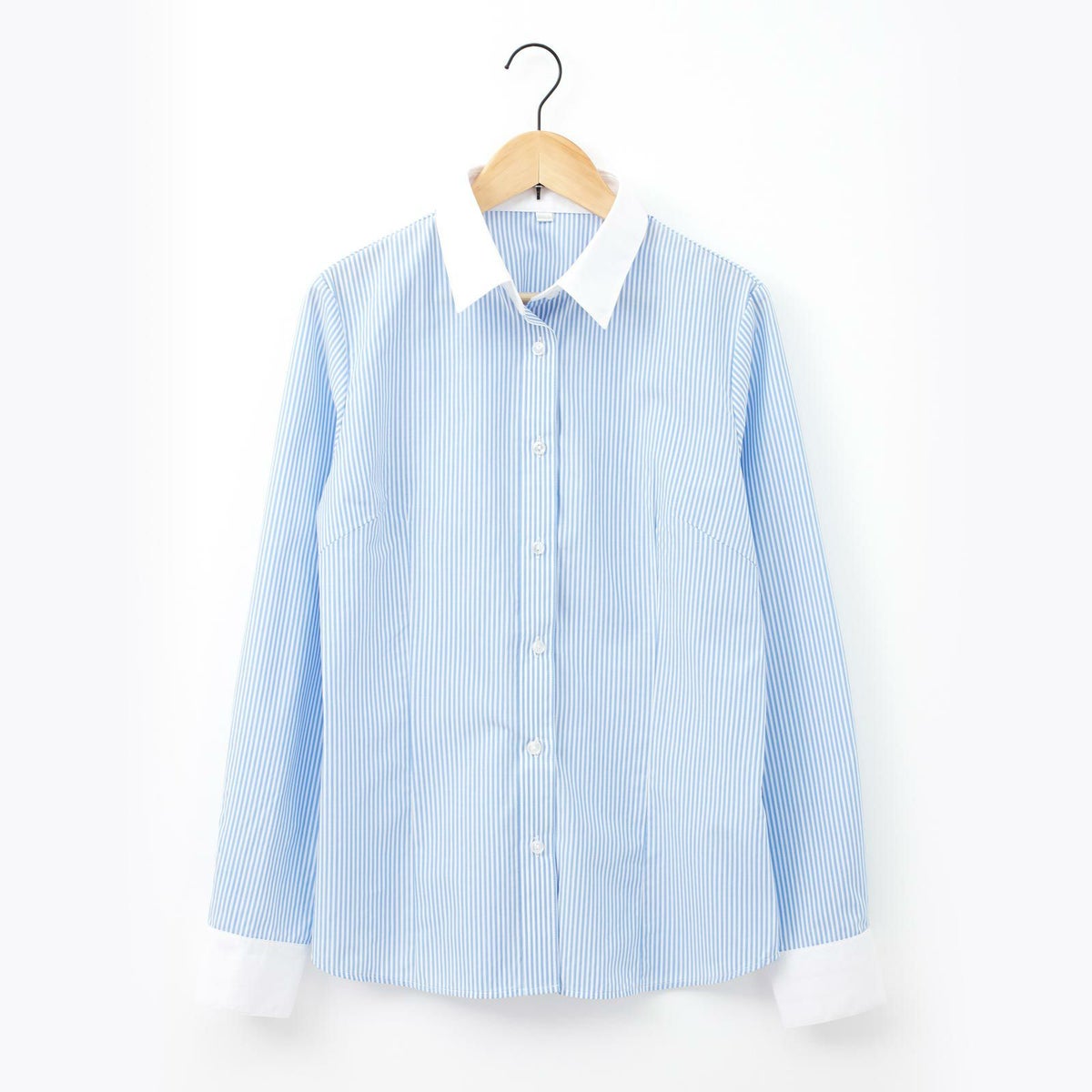 白襟と白カフス付きの淡いブルーの細ストライプ長袖シャツをハンガーに掛けた商品画像
