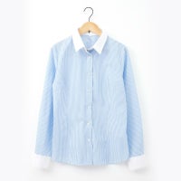 白襟と白カフス付きの淡いブルーの細ストライプ長袖シャツをハンガーに掛けた商品画像