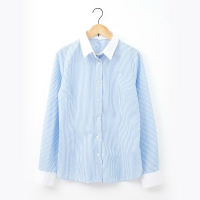 白襟と白カフス付きの淡いブルーの細ストライプ長袖シャツをハンガーに掛けた商品画像